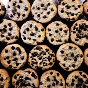 Gourmet — Famous Bakery Chocolate Chip Cookies